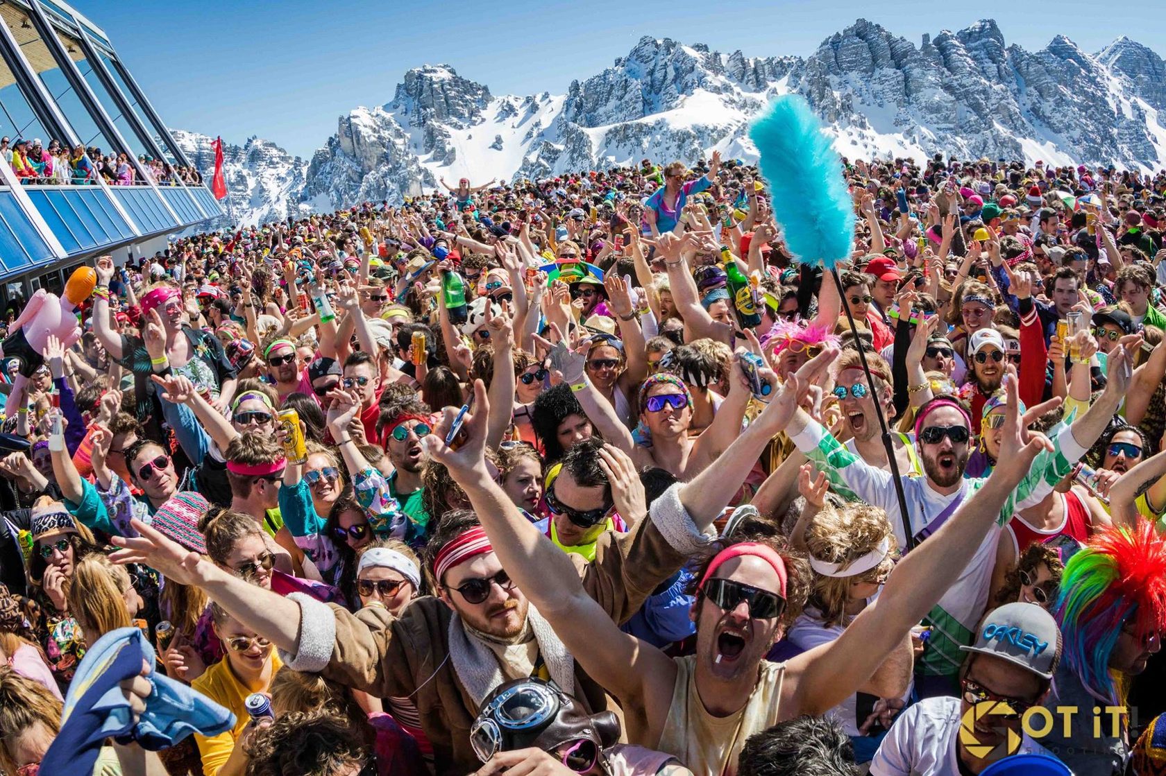 Tausende Ugly Skiier in Neon-Outfits vor dem Hoadl Haus
